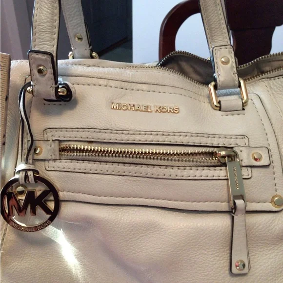 Michael Kors off vanilla colored leather purse - Picture 3 of 10